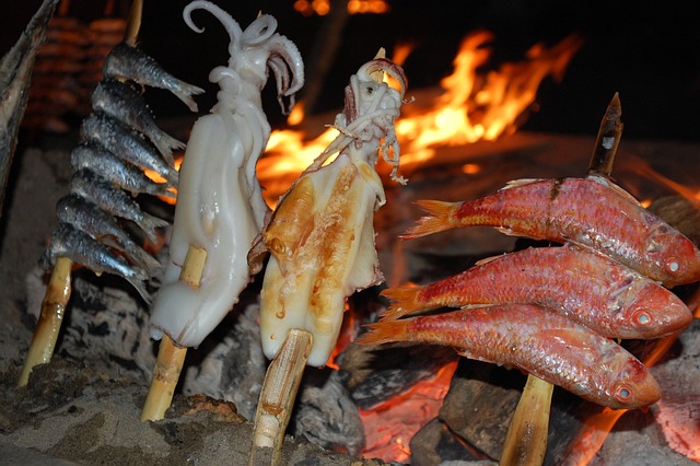 Espetos de calamares y salmonetes