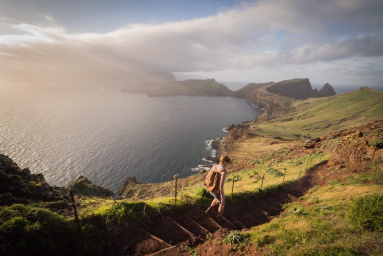Paseando por senderos en la isla de Madeira en Portugal