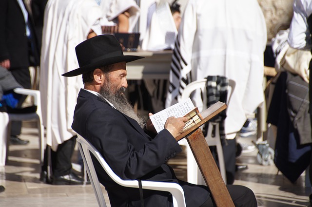 Judío leyendo sentado
