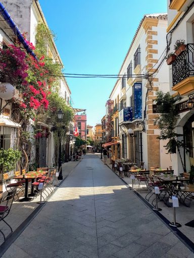 Calle adornada con flores en el centro histórico de Marbella en la Costa del Sol