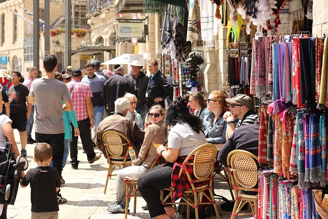Personas sentadas en un mercado en Jerusalén