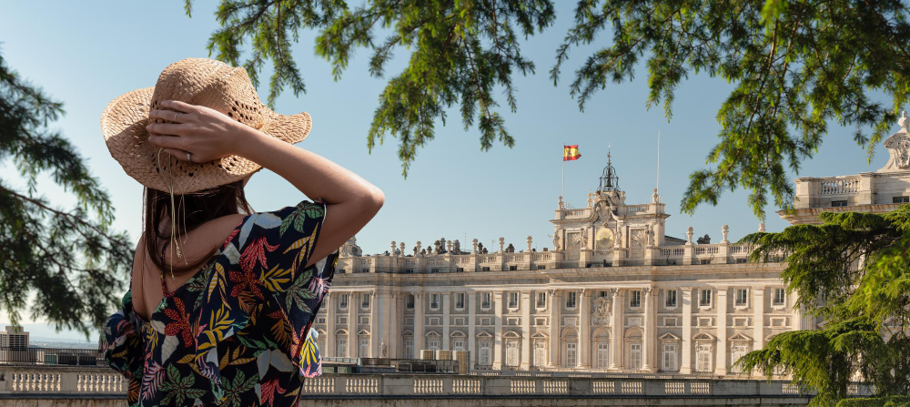 Mujer con sombrero mirando el Palacio Real de Madrid