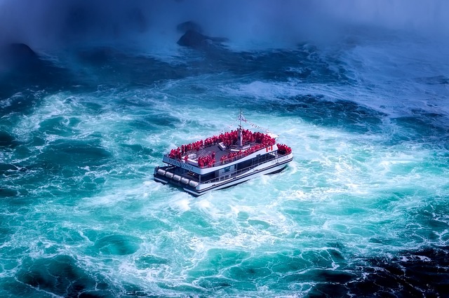 Turistas en el barco que fueron a ver las cataratas del Niágara