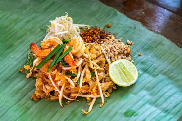 Plato tailandés con fideos fritos. Se llama padthai