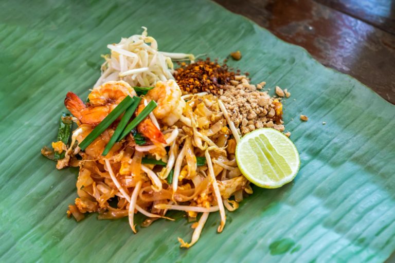 Plato tailandés con fideos fritos. Se llama padthai