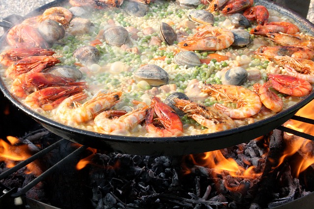 Flameante paella valenciana haciéndose con fuego de leña