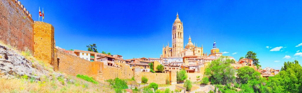Vista panorámica de la ciudad de Segovia con la Catedral al fondo