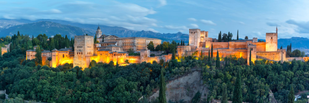 Ciudad de Granada en Andalucía, España. Al fondo la Alhambra y la Alcazaba