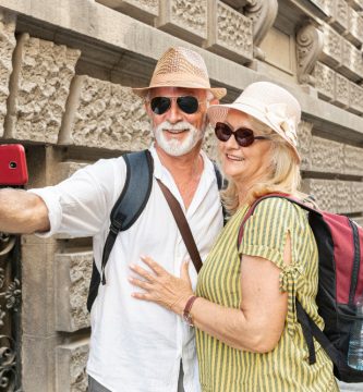Pareja mayor haciéndose un selfi durante un viaje del INMSERSO