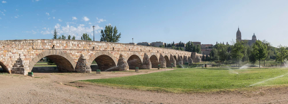 Puente Romano en la ciudad de Salamanca, España
