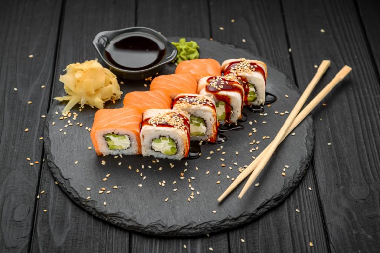 rollo de sushi con anguila y salmón en negro