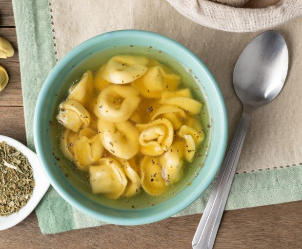 Plato de tortellini recién hechos