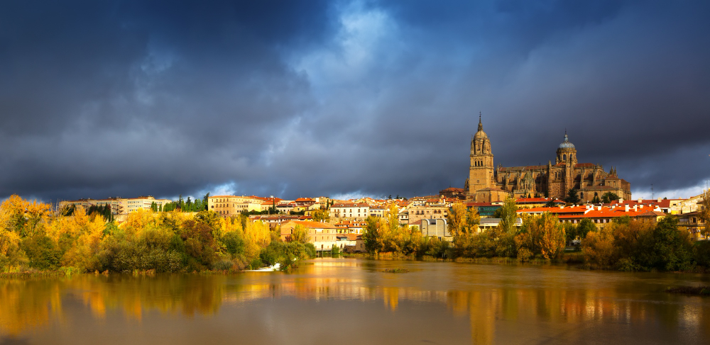 Ciudad de Salamanca, España, Patrimonio de la Humanidad por la UNESCO y el río Tormes, que pasa por ella.