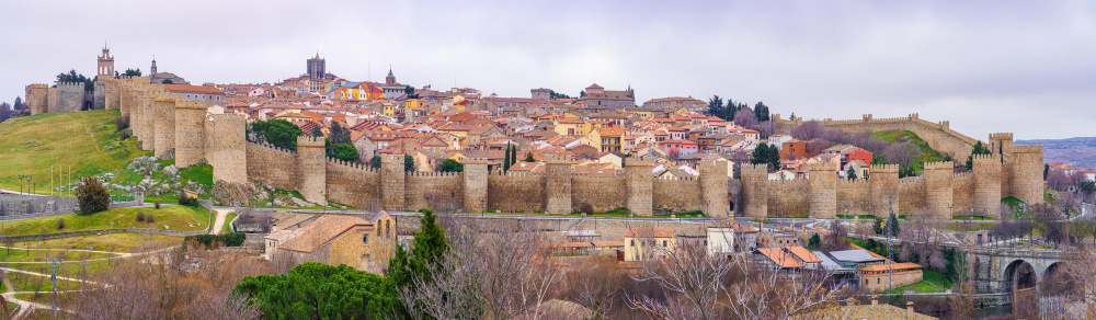 Vista panorámica de la ciudad de Ávila con su impresionante muralla