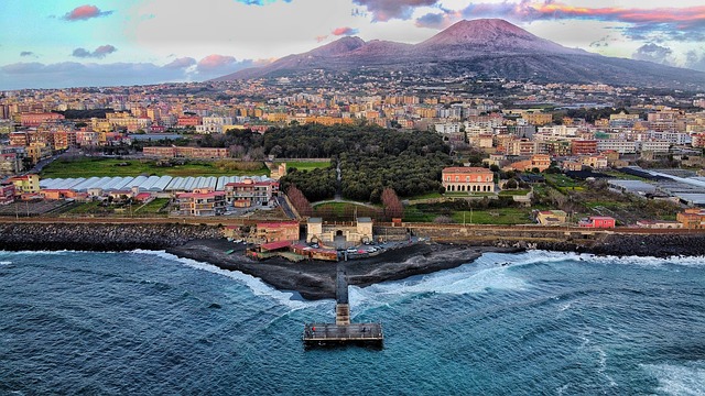 Vista aérea de la ciudad de Nápoles fondo de montaña.