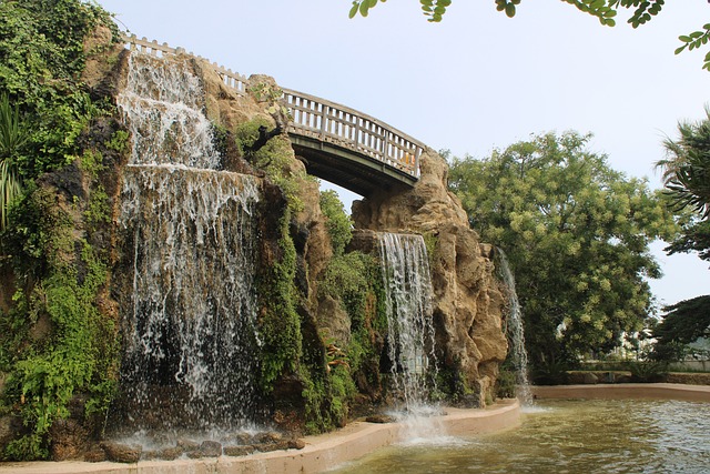 Un parque con un río y un puente.