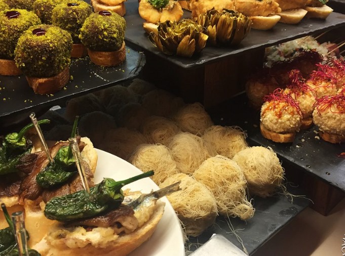 Una variedad de aperitivos Qué ver en San Sebastián se exponen en un buffet.
