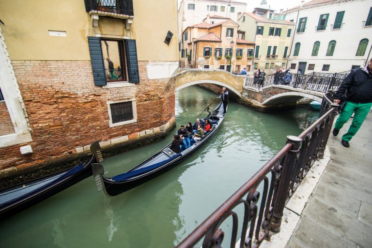 Góndolas en un canal en Venecia, Italia.