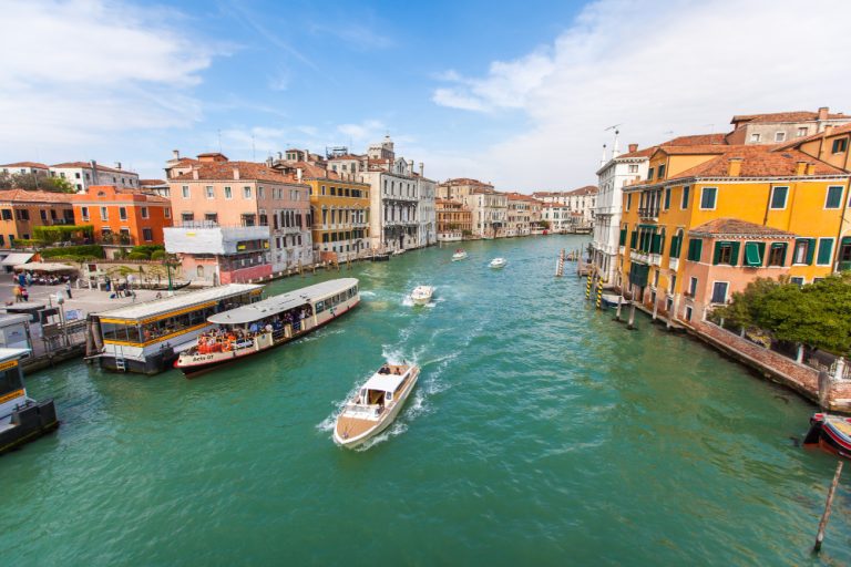 Un canal en Venecia, Italia.
