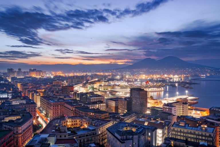 Nápoles, Italia, al anochecer