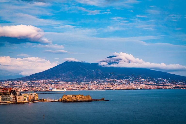 Ciudad de Nápoles con el volcán Vesubio al fondo