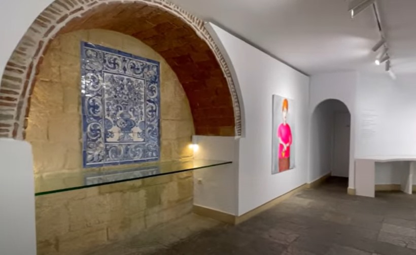 Una galería de arte con cuadros en las paredes.
