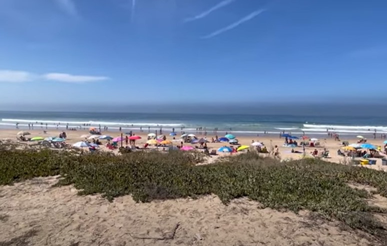 Una multitud de personas en la playa en un día soleado en Vejer de la Frontera.