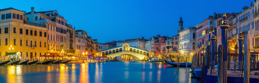 Un canal en Venecia, Italia por la noche.