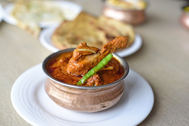 Un plato de curry de pollo en una mesa.
